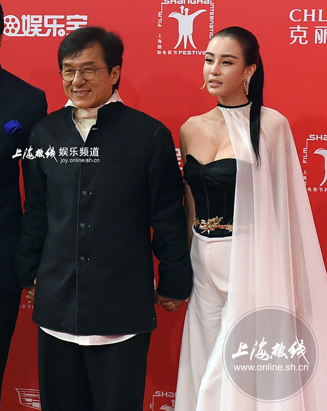 新晋"龙女郎"母其弥雅拍戏挑战语言关 与成龙牵手走红毯