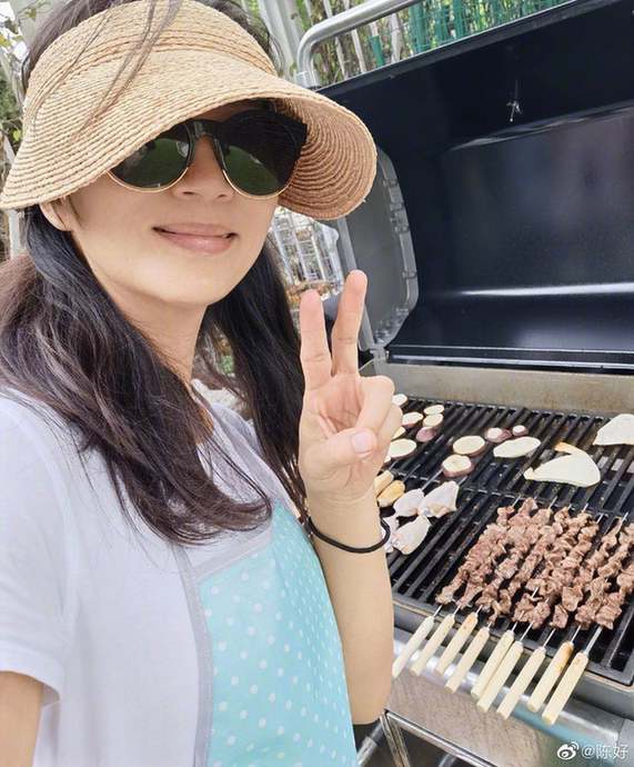 沉寂多年的陈好与老公刘海峰结婚后当上了豪门阔太,很久没有演戏