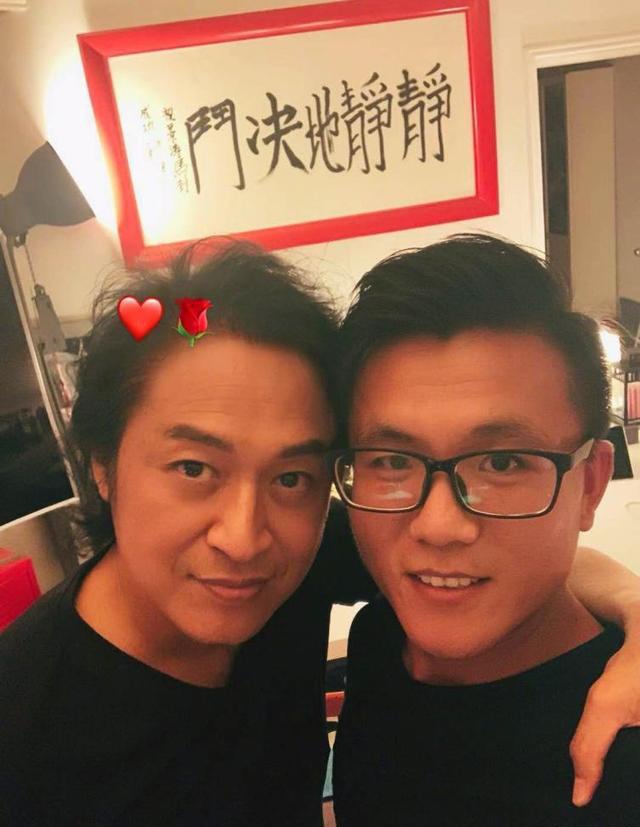 58岁马景涛自曝升级做爷爷 搂儿子合影姿态亲密