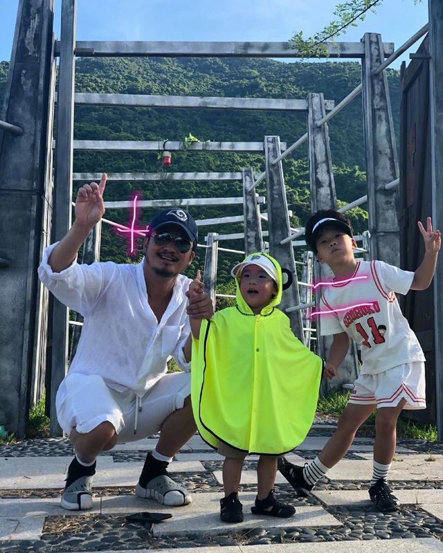 吴京与两儿子罕同框,原来二胎都这么大了?