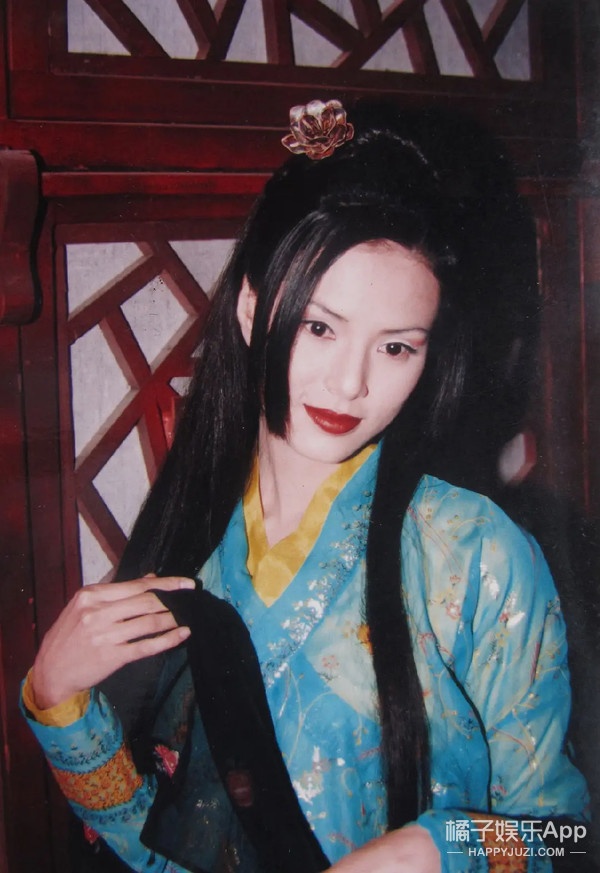 54岁李若彤大秀性感马甲线 确定没谎报年龄?