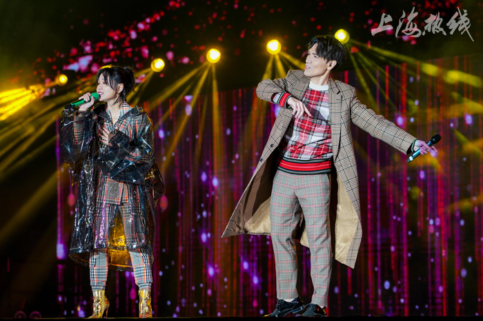 2019上海新年倒计时举行杨宗纬携手周笔畅唱响经典
