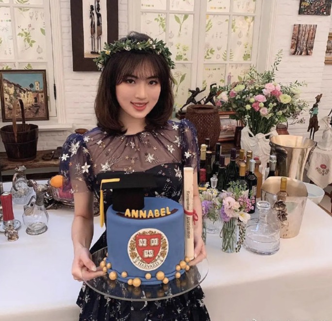 近日,华为总裁任正非小女儿姚安娜在社交平台发照片庆祝自己从哈佛