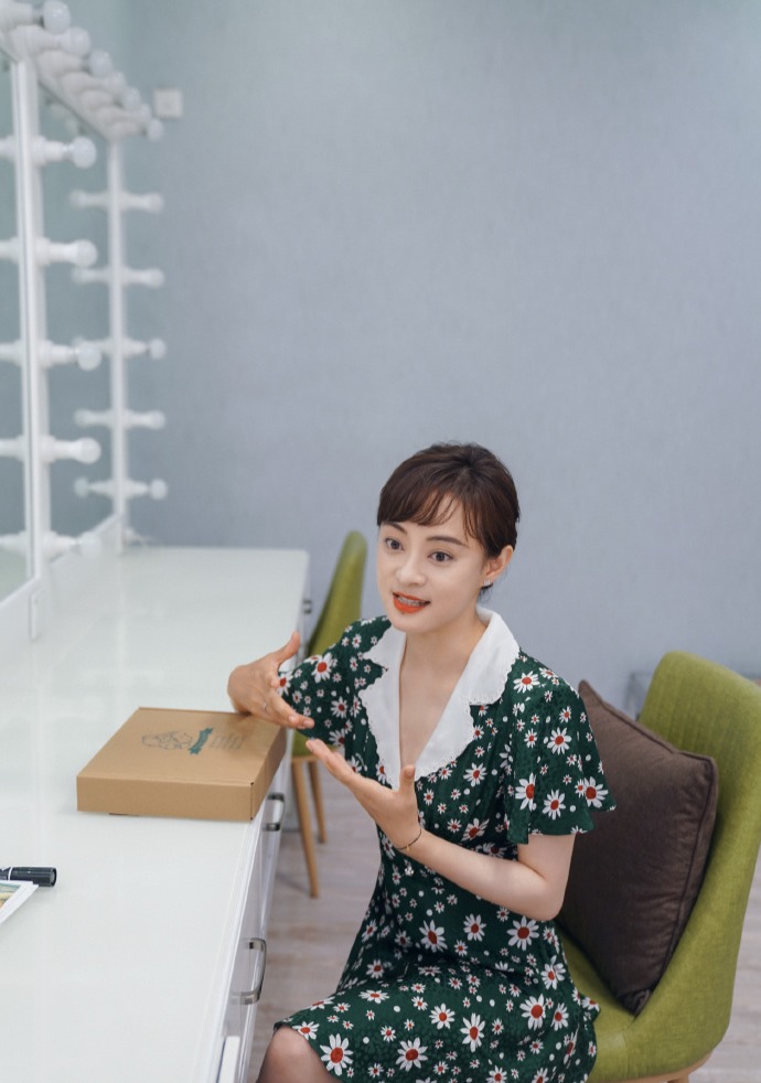 孙俪久违长发造型曝光穿碎花裙笑容温婉