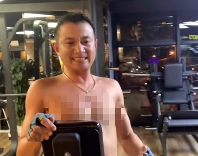 感情不顺痴迷健身?36岁文章全身暴汗沉迷健身,脖子上金链子抢眼