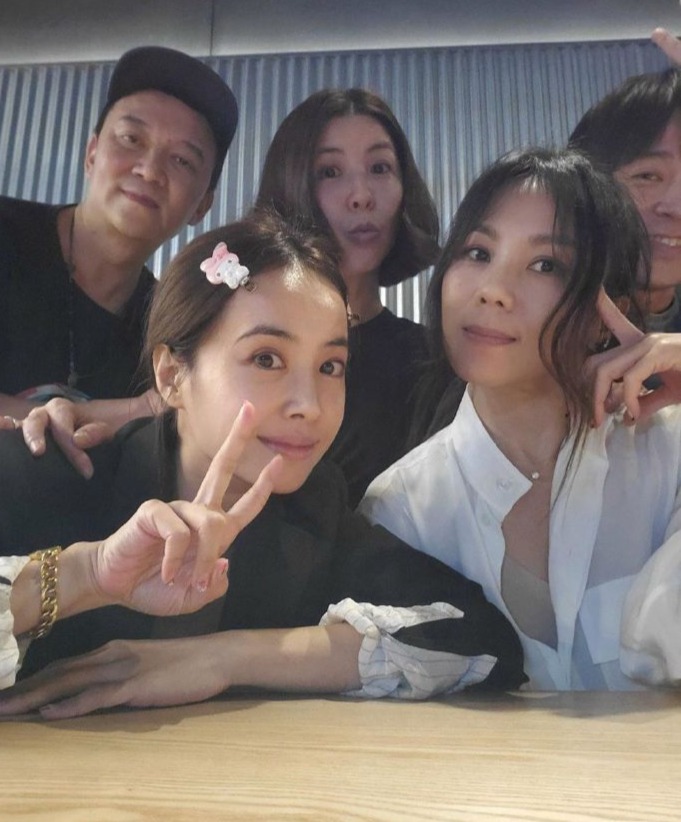 蔡依林与吴青峰等开party 戴兔子发夹比v自拍