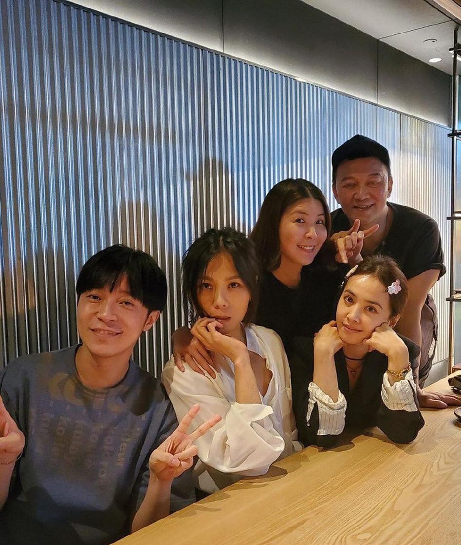 蔡依林与吴青峰等开party 戴兔子发夹比v自拍