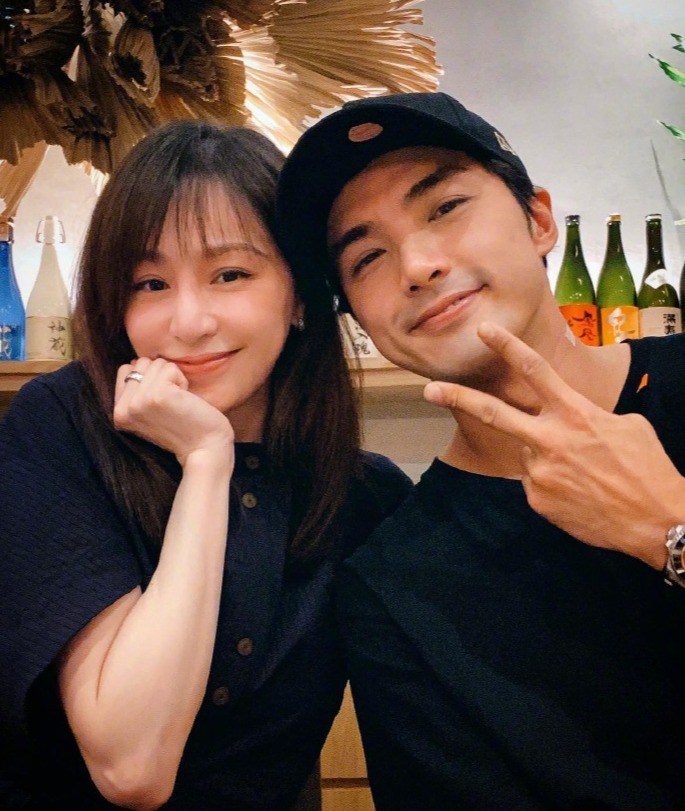 王心凌贺军翔晒合影十年后再同框