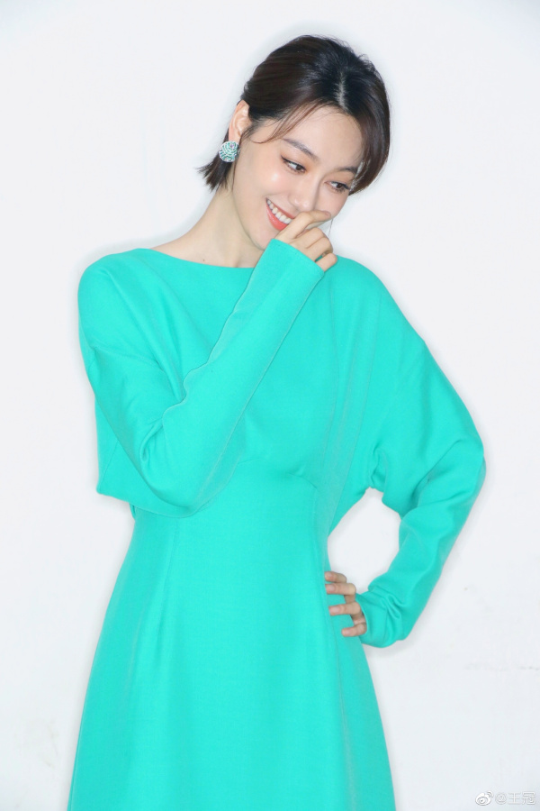 smg美女主播王冠穿深v裙晒照 有料尽显好身材!——上海热线娱乐频道