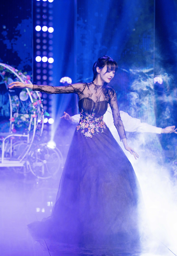 郑爽穿黑纱礼裙跳舞惊艳众人 身材颜值重回巅峰