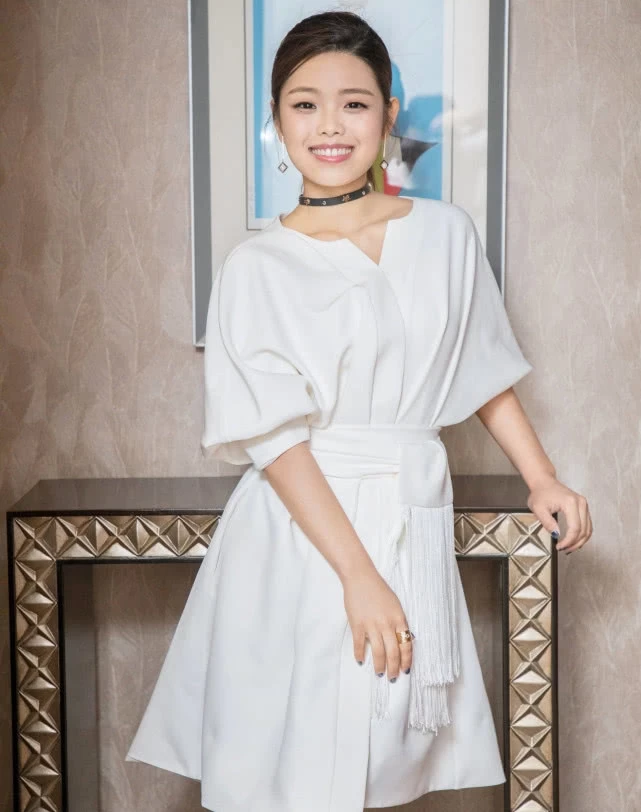 "最丑童星"王莎莎热舞秀身材 细腰长腿抢镜