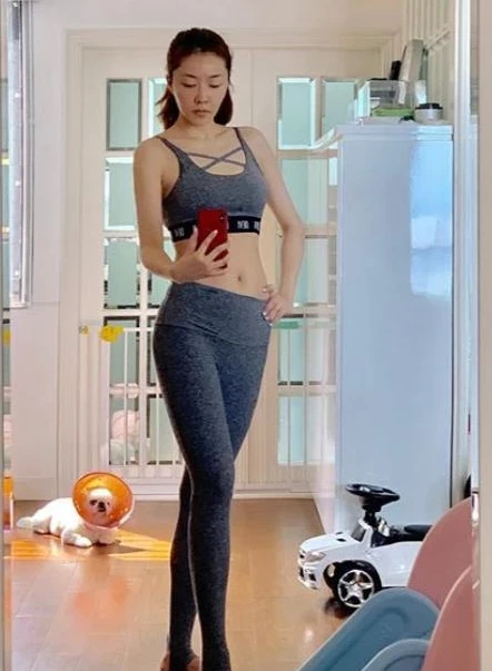 熊黛林老公晒女儿超萌泳装 双胞胎在豪宅玩水——上海热线娱乐频道