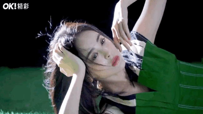 躺倒叉腿露美肩 娜扎四月新写真 尽显春日浪漫