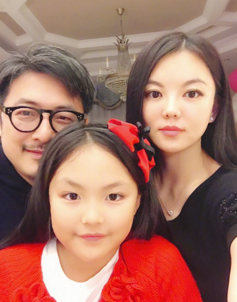 李湘晒王诗龄的暑期日常 在迪士尼散发青春活力