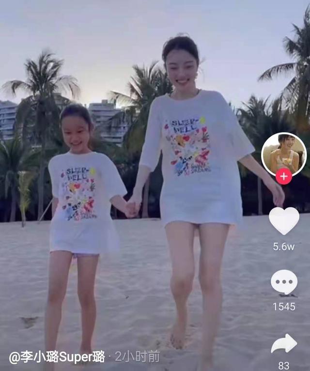 李小璐甜馨沙滩玩耍秀美腿 女儿身高直逼其肩头