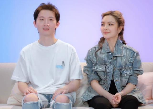 周扬青罗昊感情成谜 与神秘女逛街跟女方零互动