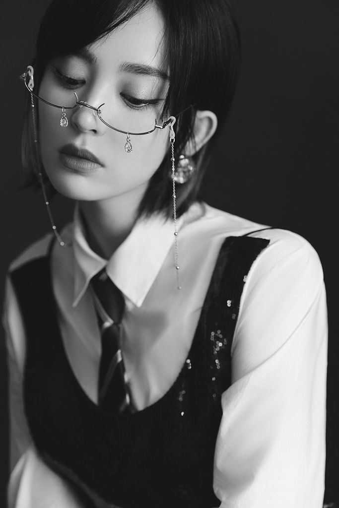 古力娜扎穿着白衬衫搭个性领带变身甜酷少女
