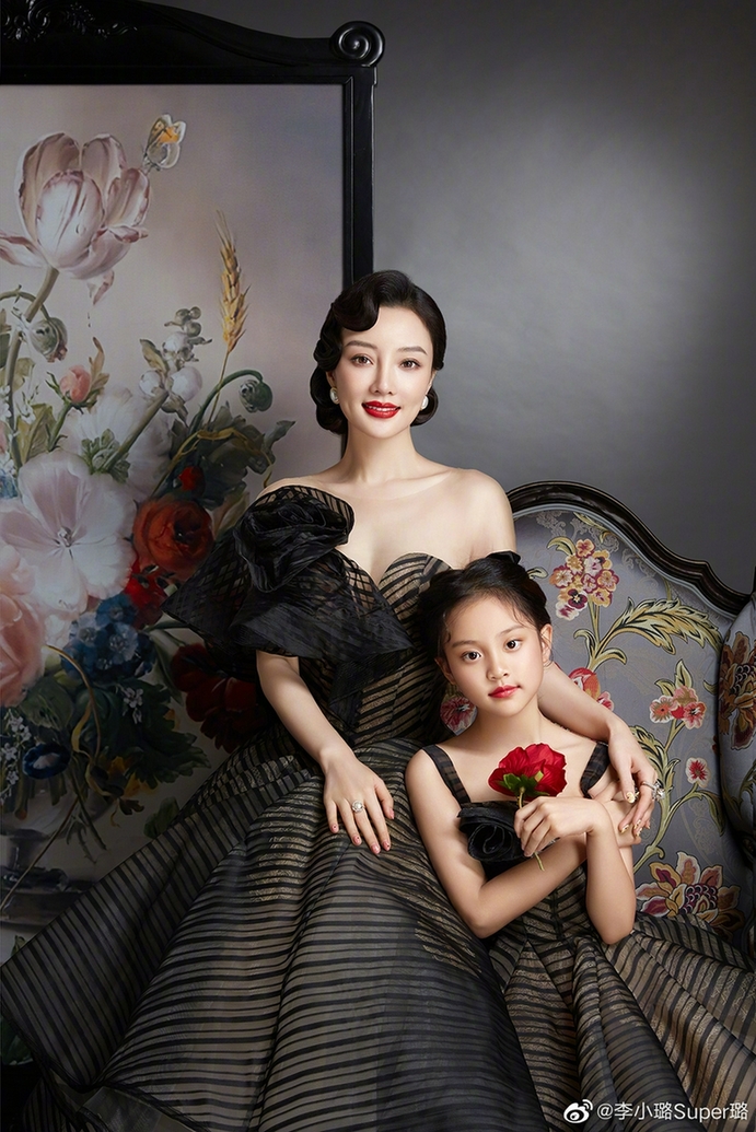 李小璐9岁女儿钢琴演出弹高难度曲目惊艳网友