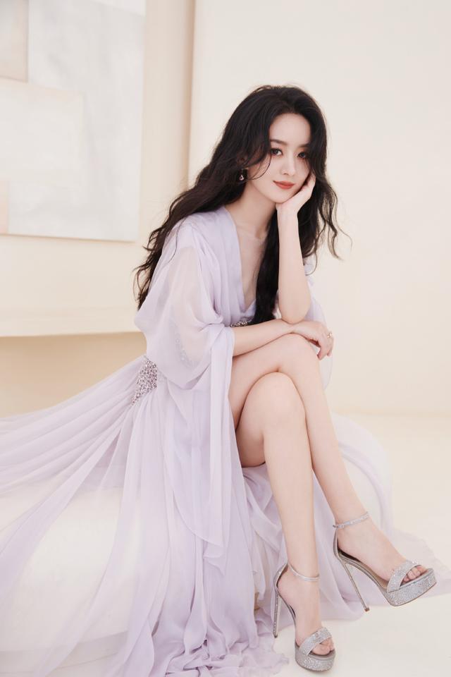 赵丽颖新造型薄纱长裙粉嫩 大波浪长发温柔优雅