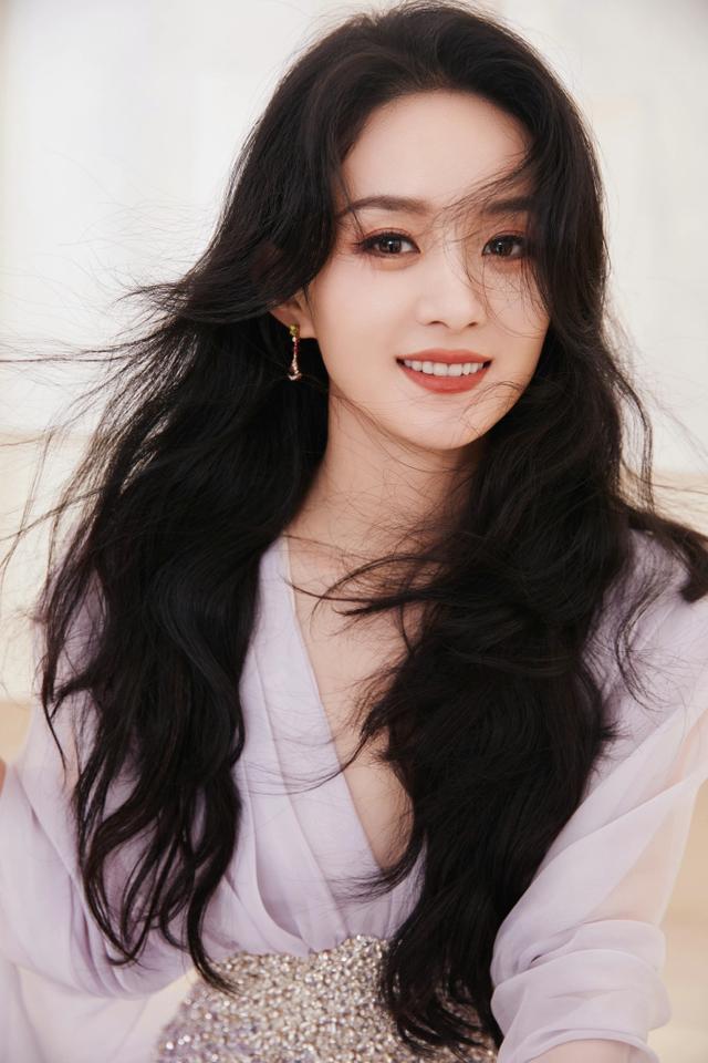 赵丽颖新造型薄纱长裙粉嫩 大波浪长发温柔优雅