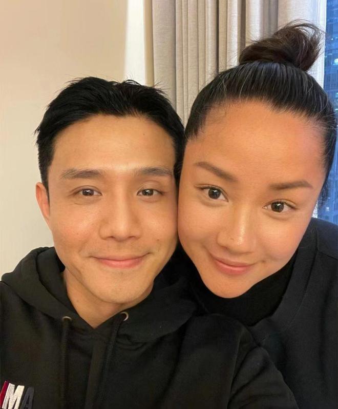 51岁翟颖头发稀少发际线超高 与男友人贴脸合影——上海热线娱乐频道