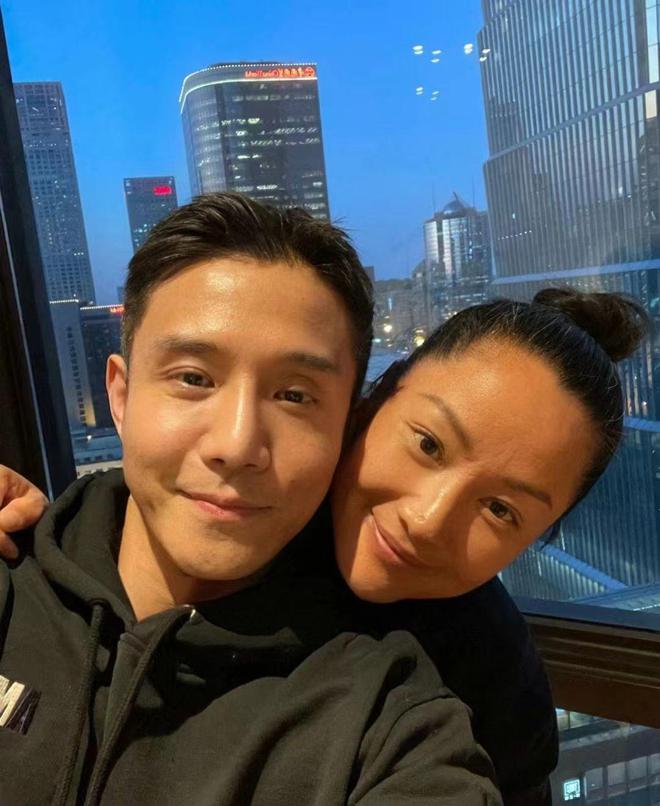 51岁翟颖头发稀少发际线超高 与男友人贴脸合影——上海热线娱乐频道