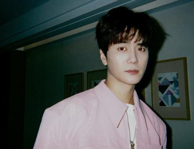 歌手陆虎官宣与妻子领证 晒甜蜜写真幸福美满——上海热线娱乐频道