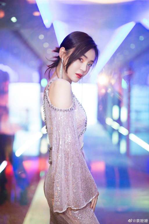 袁姗姗穿闪光露肩裙 身材太诱惑美胸细腰太撩人