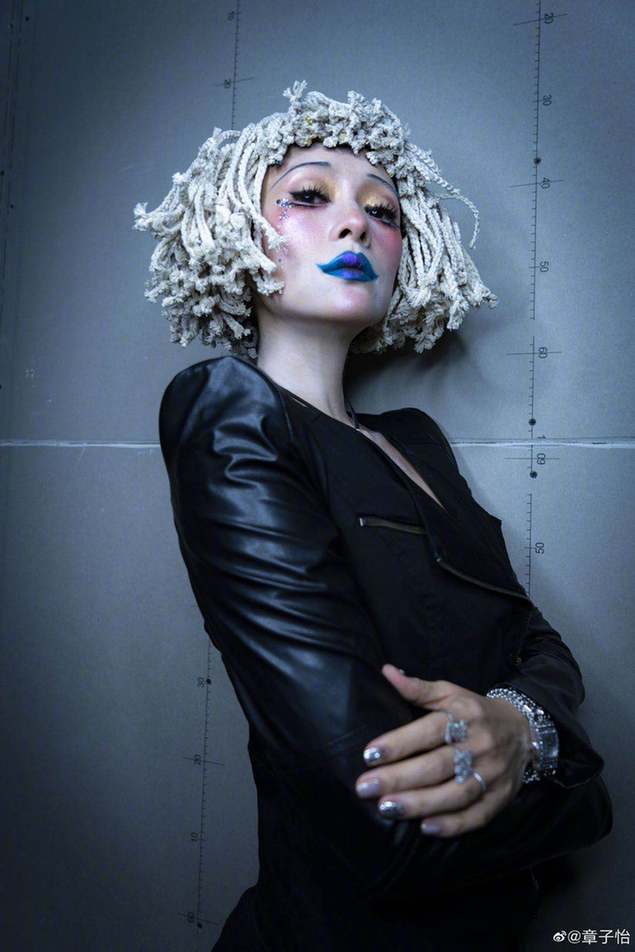 照片中,当天章子怡换了一个白色拖把头,妆容五颜六色十分夸张