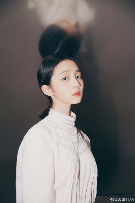 14岁黄多多剪短发 秀天鹅颈和完美锁骨侧颜绝美