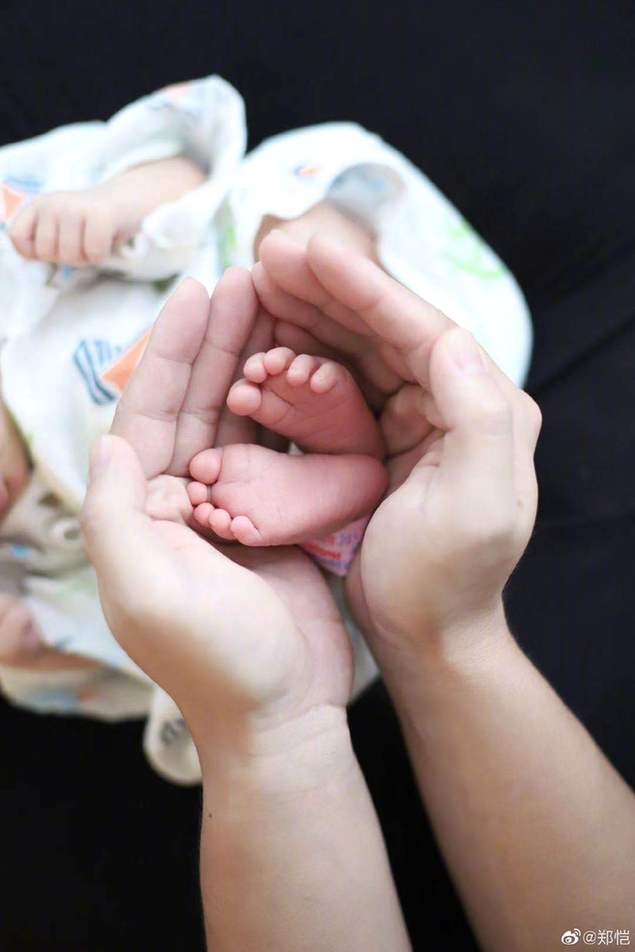 郑恺晒女儿百天照呆萌可爱 苗苗光脚逗闺女有爱