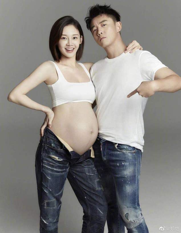 郑恺晒女儿百天照呆萌可爱 苗苗光脚逗闺女有爱