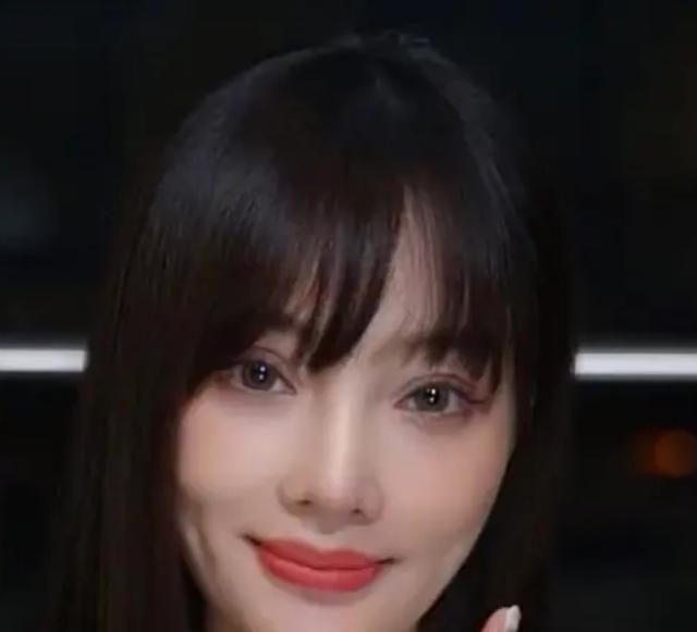 39岁李小璐近照脸变样?双眼皮太宽面部好僵硬