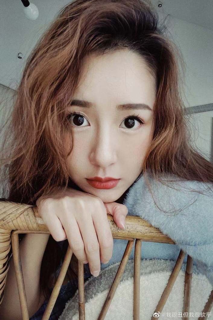 陈赫为老婆拍美照 张子萱光脚瞪眼卖萌爱意满满