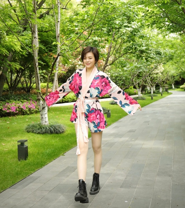 上海美女主持陈辰晒美照露出大长腿身材太绝