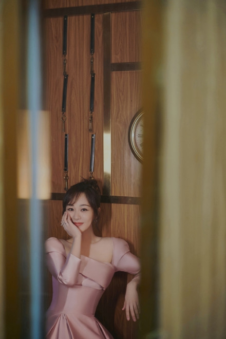 杨紫晒照cos普普 齐刘海短发造型俏皮又灵动