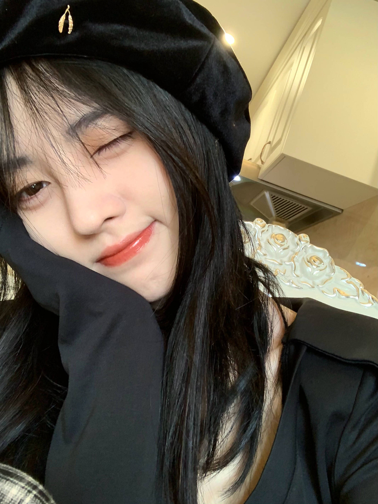 "四千年美女"鞠婧祎歪头wink变身甜酷少女