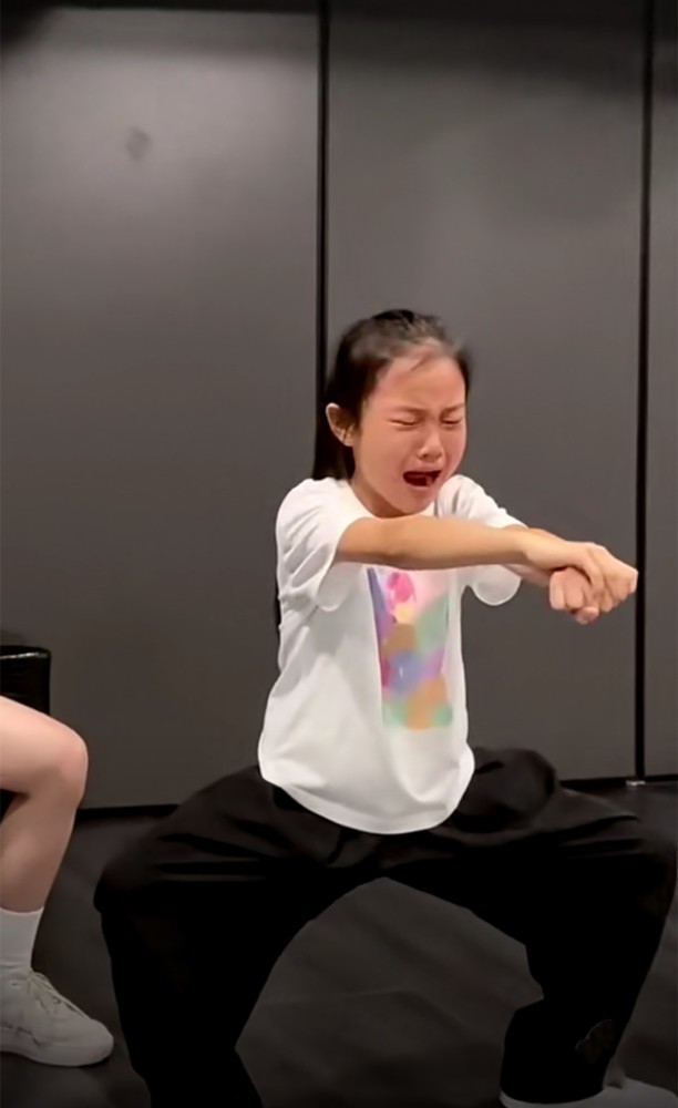 李小璐分享女儿练舞视频 甜馨边哭边练惹人疼