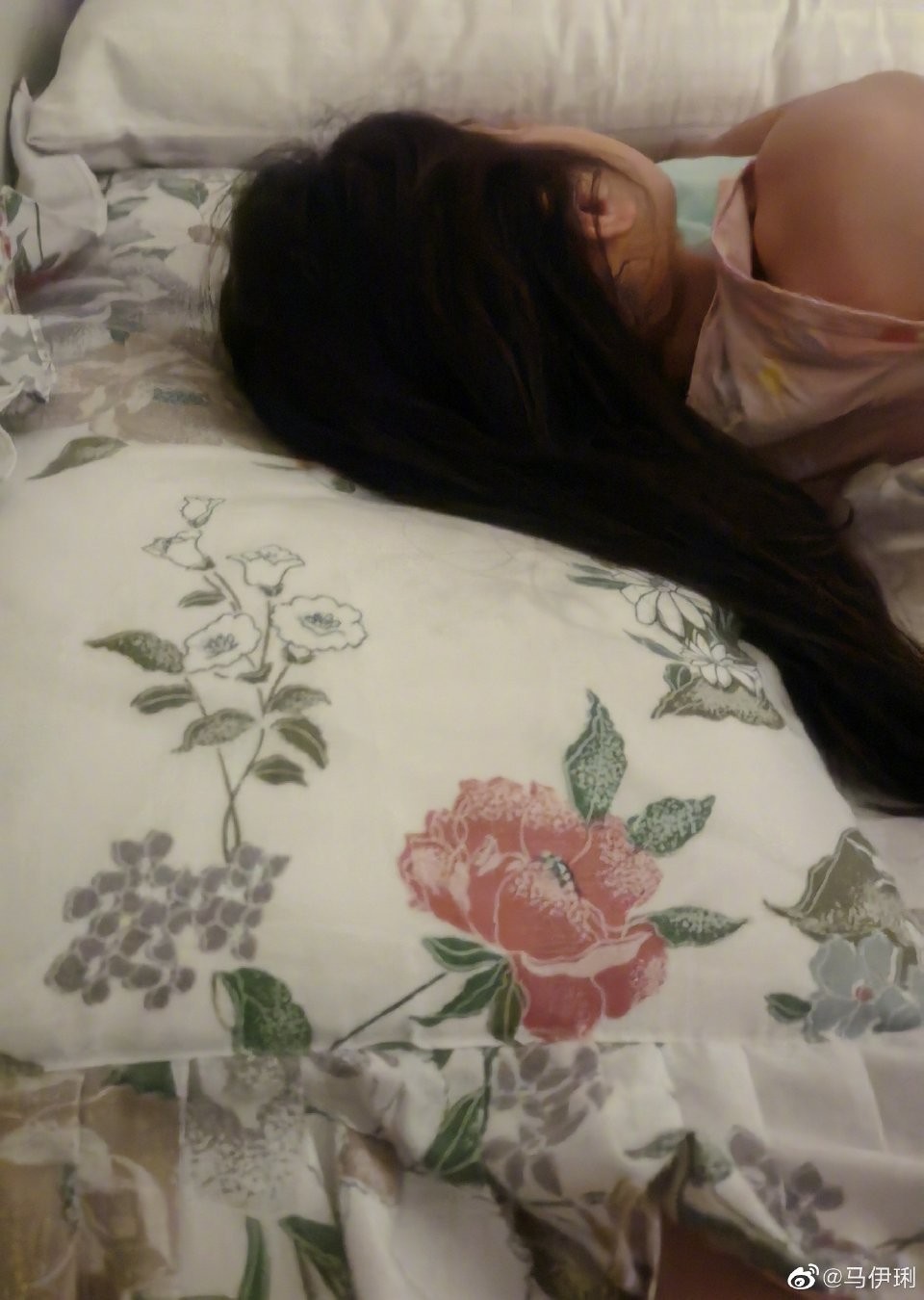 马伊琍晒7岁女儿睡照，侧脸像球超可爱，一个枕套用27年好节省