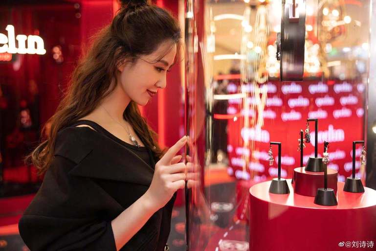 刘诗诗扎丸子头秀天鹅颈着露肩连体裤酷飒摩登