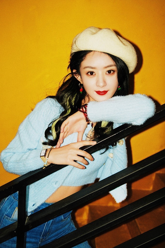 赵丽颖写真氛围感满满 浅蓝衣搭贝雷帽清新自然
