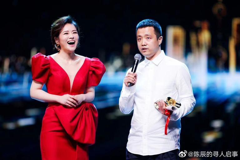 主持人陈辰罕晒全家福 与余笛一起抱女儿超幸福