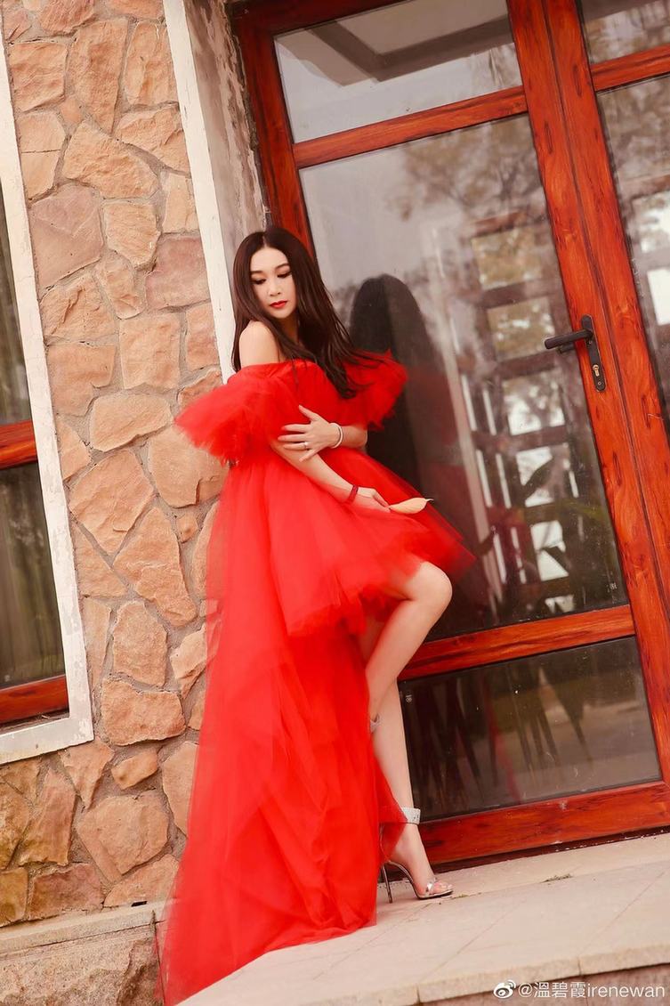 55岁温碧霞穿红纱裙明艳动人漫步银杏林秋意浓