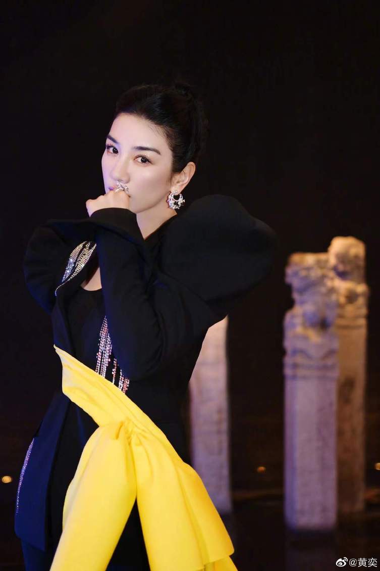 44岁沪女星黄奕晒美照一身滑雪装难掩凹凸身材