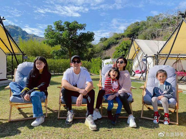 贾静雯一家五口露营游玩全家笑容灿烂十分温馨