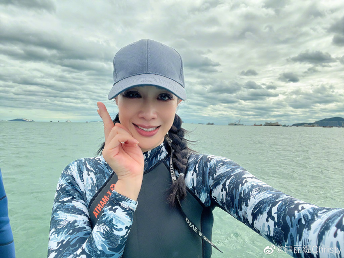 51岁钟丽缇穿透视泳衣冲浪凹凸有致身材超有料