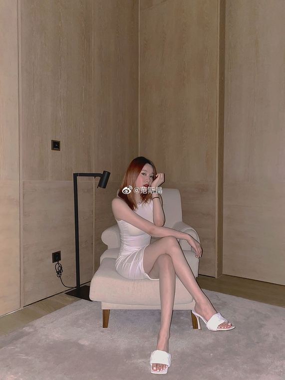 范志毅24岁女儿晒性感泳装照 身材傲人肤白貌美