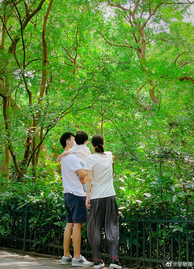 晒全家背影照称"一家四口看冬奥会"