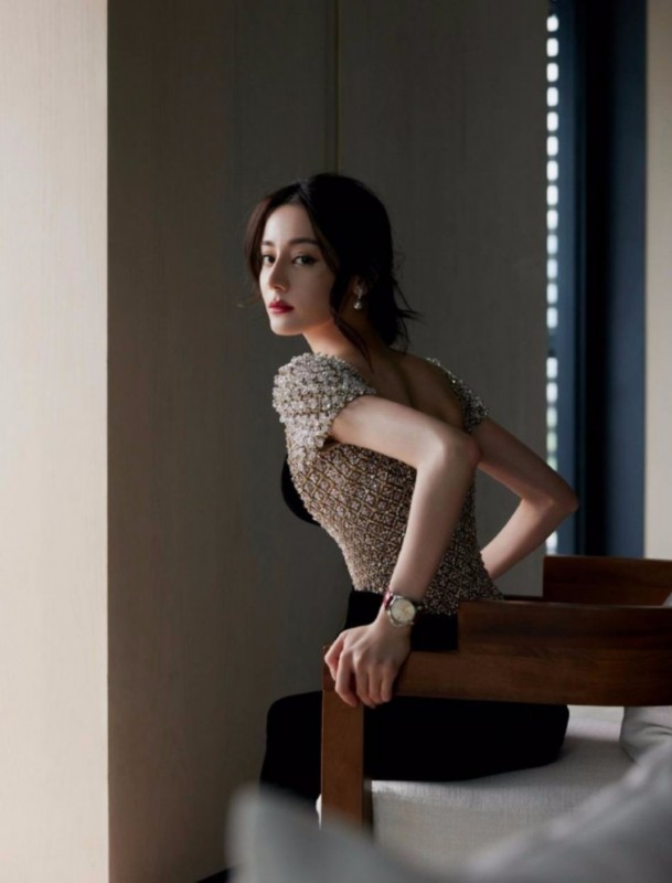 热巴穿黑丝绒裙 发髻低垂线条优美