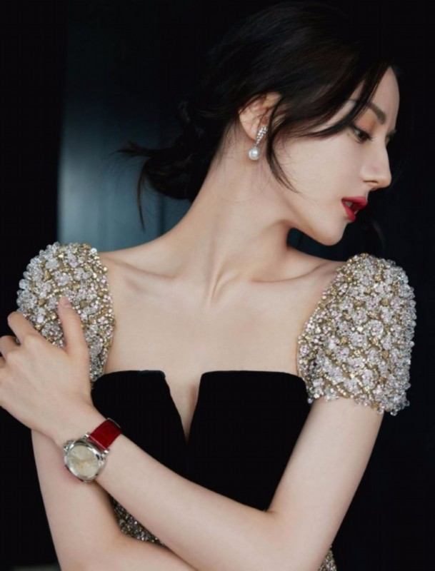 热巴穿黑丝绒裙 发髻低垂线条优美